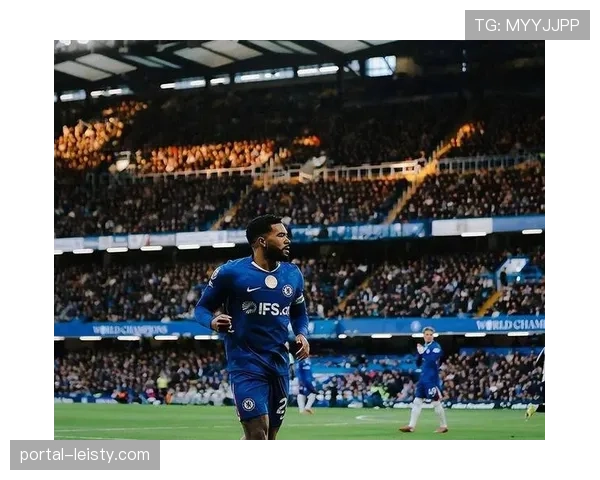 特写:斯坦福桥门将扑救后的怒吼,展现切尔西防线新韧性